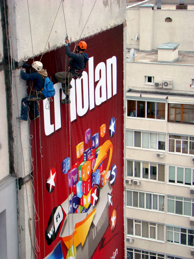 Installation of a banner at height