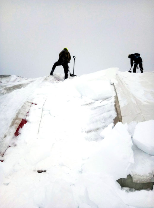 Очистка тентов от снега альпинистами