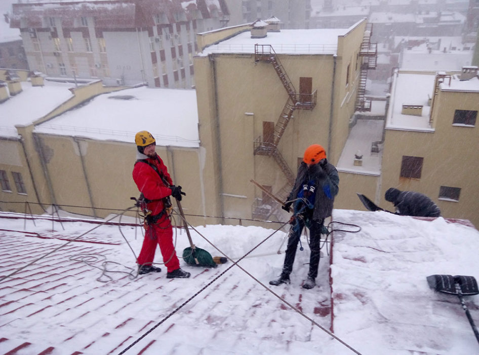 The process of cleaning the roof of snow near view