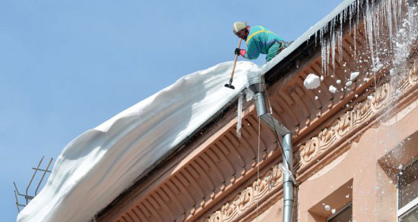 Уборка снега и сосулек с крыш