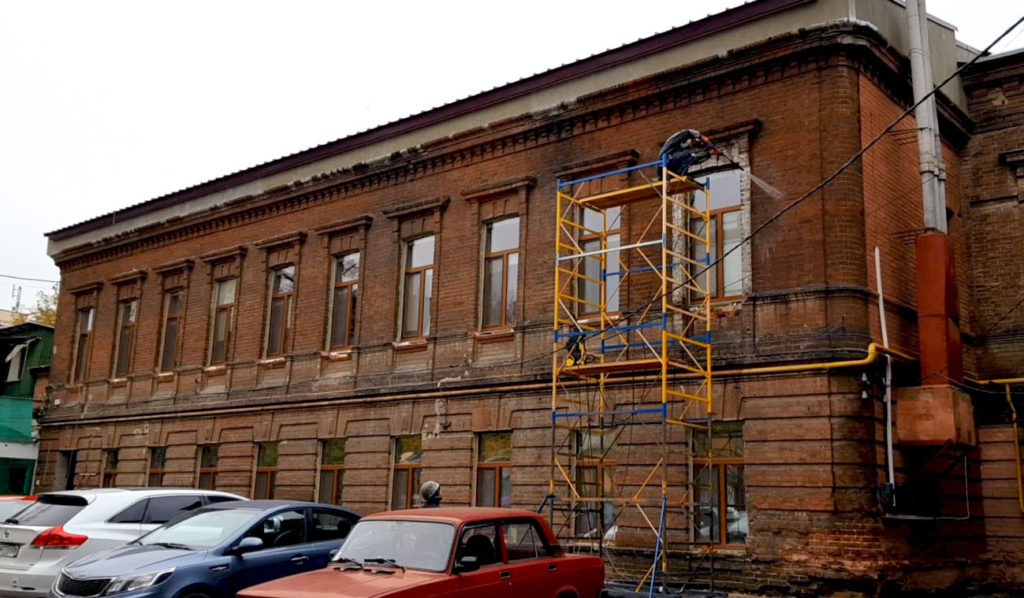 Гидроструйная очистка фасада старого здания