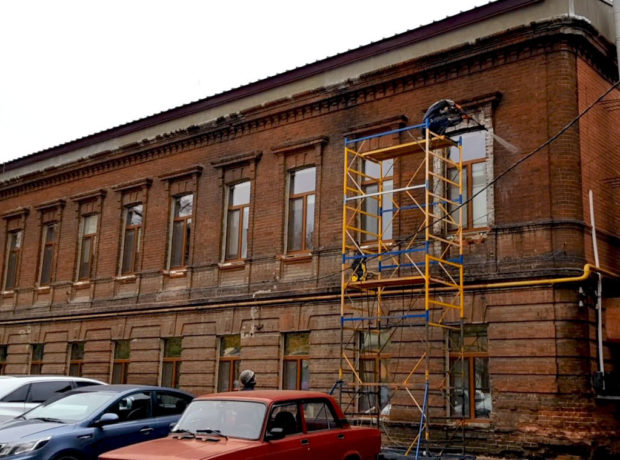 Гидроструйная очистка фасада старого здания