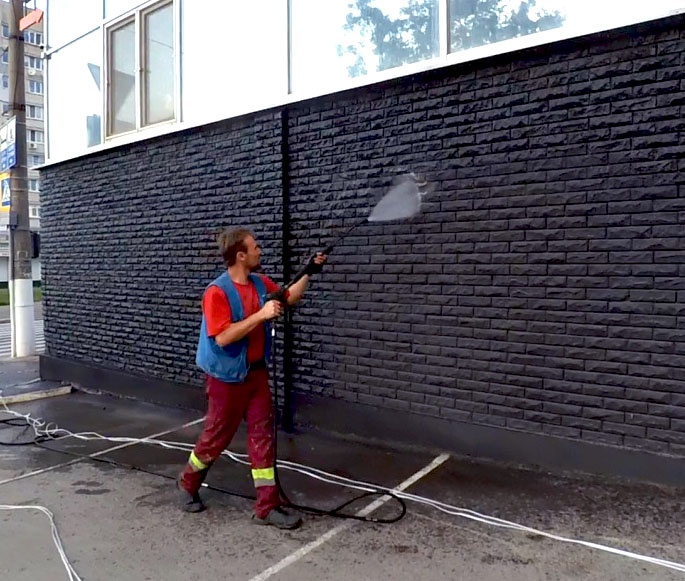 Hydro-jet cleaning of the facade