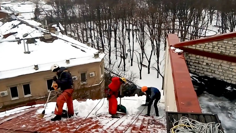 Snow cleaning from roofs